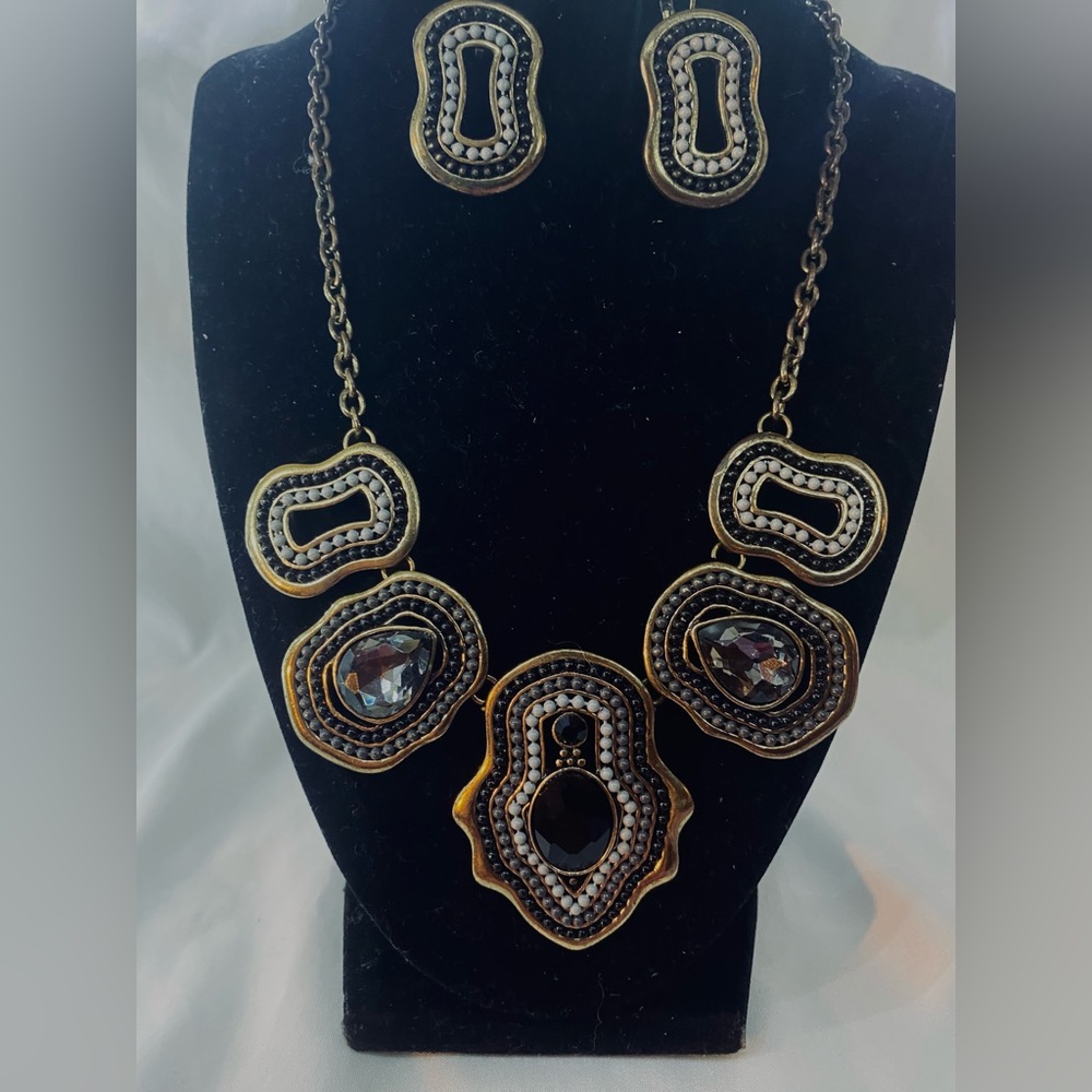 Black & Gold necklace set very unique